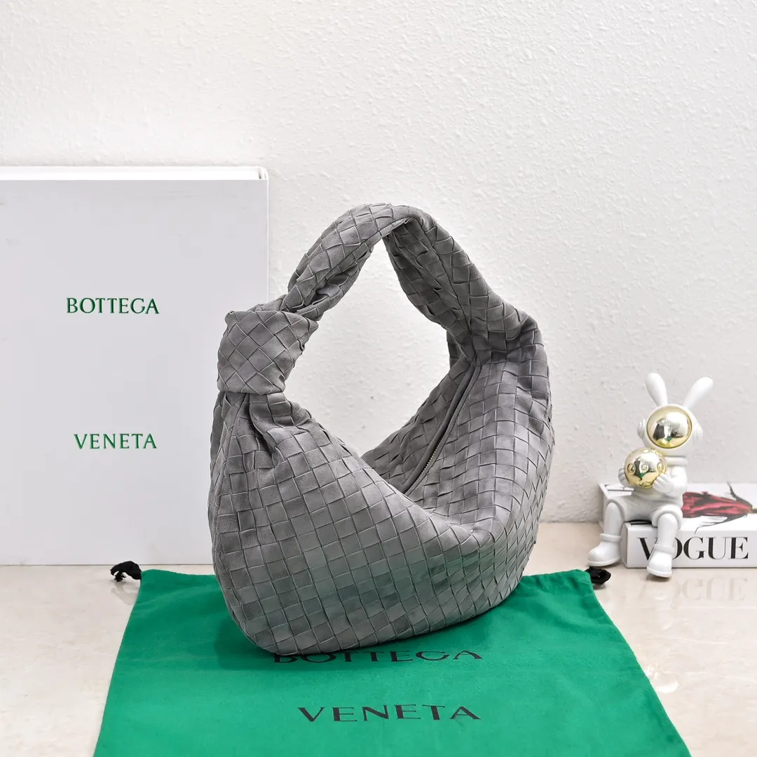 Batch 1960 #BV 𝗝𝗢𝗗𝗜𝗘# Street style’s new favorite fashionable large size 𝙟𝙤𝙙𝙞𝙚 It’s coming, it’s coming, it’s really coming! I have always thought that knitted BV is old-fashioned, until I met it - 𝙟𝙤𝙙𝙞𝙚, I realized that the original classic knitting elements and the new knot element design can be so fashionable! I have to admire Daniel Lee’s design talent! Large capacity to meet daily needs! Fashionable and versatile, it’s perfect for concave shapes, take it out to hit the streets! Size: 48*40*16 Style number: 6698